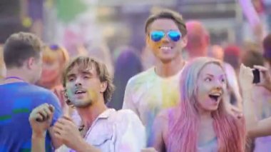 Atlama ve müziği konser, dans, şaka ve birlikte gülerek mutlu çocuklar