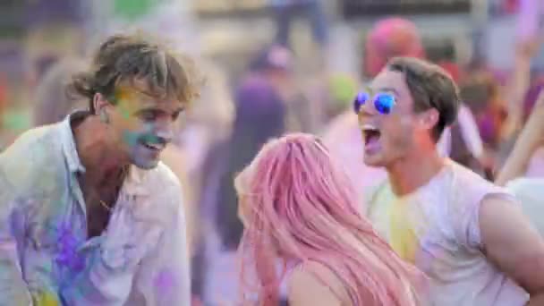 Amigos felizes desfrutando de uma atmosfera positiva no festival, balançando cabeças, batendo palmas — Vídeo de Stock