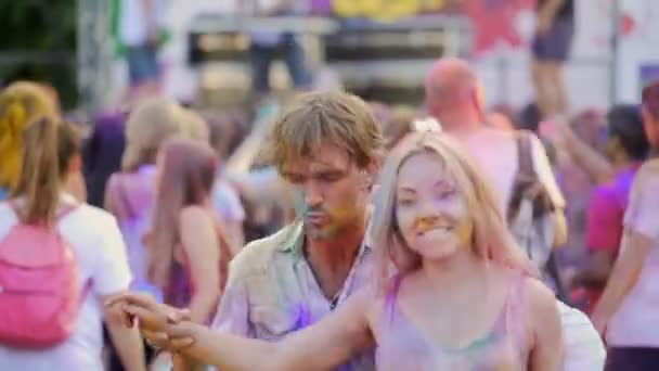 Gelukkige vrienden dansen op muziek in goed humeur, genietend van kleur festivalsfeer — Stockvideo