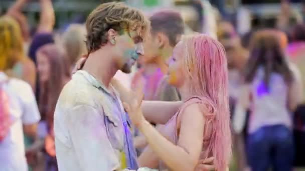 Pareja feliz coqueteando y abrazándose suavemente en el concierto al aire libre, bailando en la fiesta — Vídeo de stock