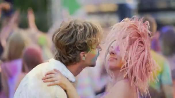 Vriendje zoenen vriendin op outdoor Party, gelukkige jongens plezier hebben in concert — Stockvideo