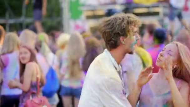 Couple d'amis dansant sur la musique, s'embrassant et riant, s'amusant ensemble — Video