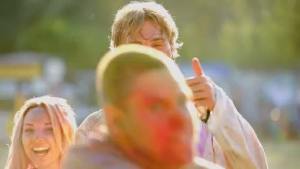 Upphetsad vänner viftande händerna till skara lyckliga människor förbi, Magic Hour — Stockvideo