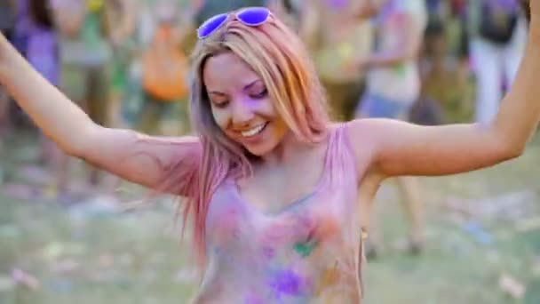 Hermosa joven que mueve el cuerpo sexy a la música en el festival de color, pan vertical — Vídeo de stock