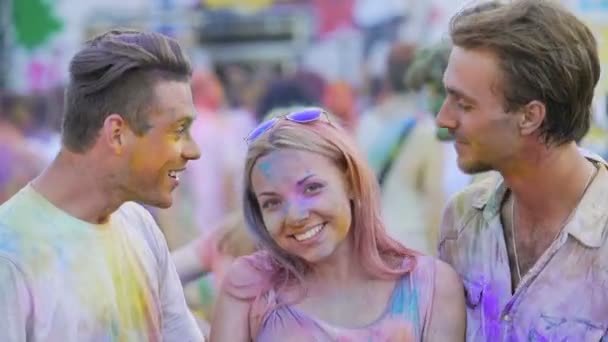 Dva kamarádi líbají krásnou dívku na tvářích překvapením, šťastní lidé — Stock video