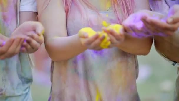 Des jeunes excités jetant de la poudre colorée dans l'air, brillants de bonheur — Video