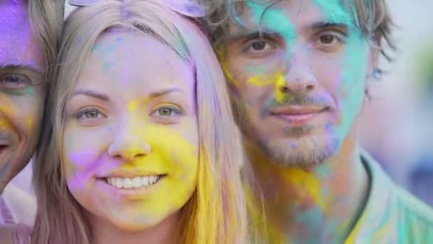 Veselé obličeje šťastných mladých lidí hledajích fotoaparát, zpěv a tanec — Stock video