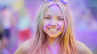 Neşeli genç kadın güneş gözlüğü koyarak fotoğraf gülümseyerek mutlu bir insan