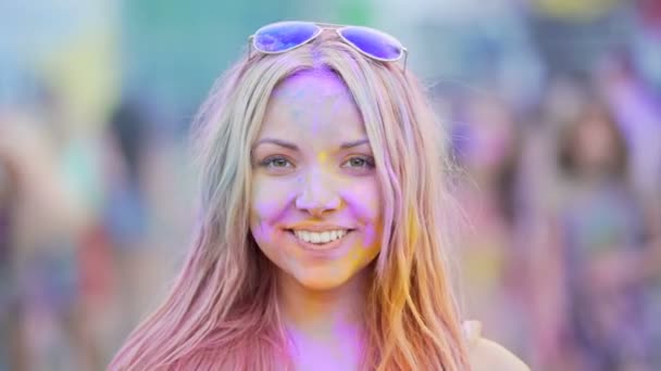 Mujer joven haciendo caras graciosas, bailando música en concierto, sonriendo a la cámara — Vídeo de stock