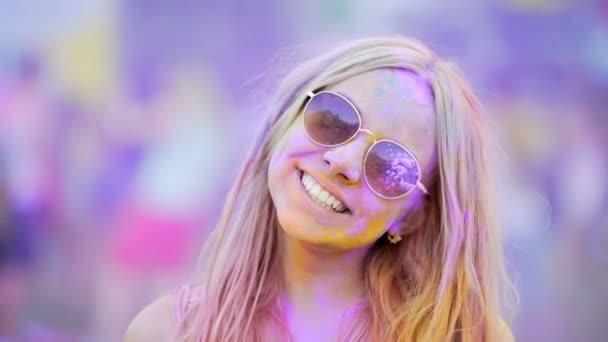Ragazza in occhiali da sole fare pollici in su, guardando attraverso gli occhiali di colore rosa — Video Stock