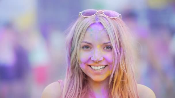 Sincere sorriso de alegre jovem mulher se divertindo no emocionante festival de cores — Vídeo de Stock