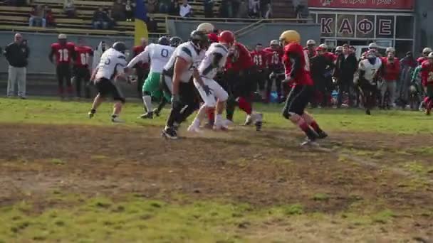 Difusión de fútbol americano, inicio de emocionante juego, competición deportiva — Vídeo de stock