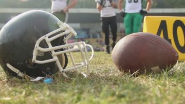 Futbol kask ve bir mola, profesyonel spor oyuncular sahada, yalan top