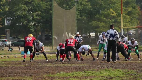 Equipo ofensivo atacando defensa, el comienzo del partido de fútbol americano — Vídeos de Stock