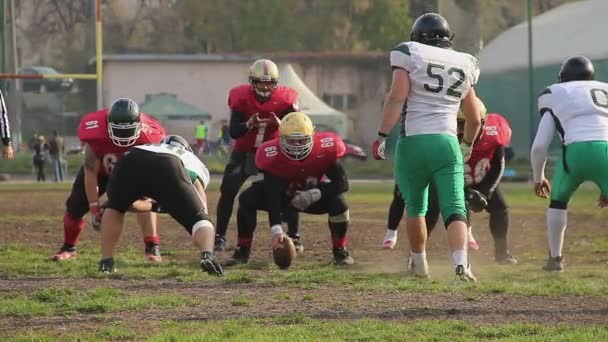 Amatérský tým hrát americký fotbal, sport ve městě, zdravého životního stylu — Stock video