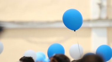 Öğrencilerin mezuniyet töreninde tebrik etmek insanlar renkli balonlar holding