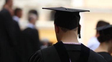 Sinir öğrenci mezuniyet töreni konuşma, Yükseköğretim yinelenen onur