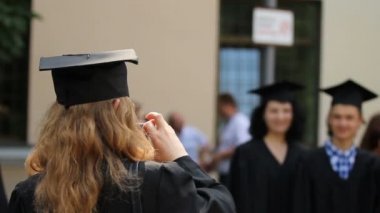 Mezuniyet kutluyor gülümseyen ve resim için poz mutlu mükemmel öğrenciler