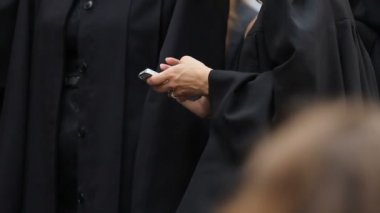 Üniversite mezunu tipik haber smartphone, iletişim teknolojileri