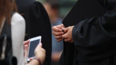 Telefon ile kadın gazeteci röportaj veren başarılı üniversite mezunları