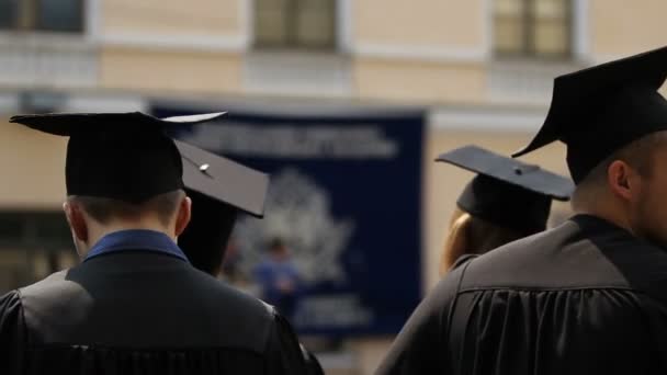 Grup mutlu üniversite mezunlarının akademik elbiseli diploma almaya hazır — Stok video