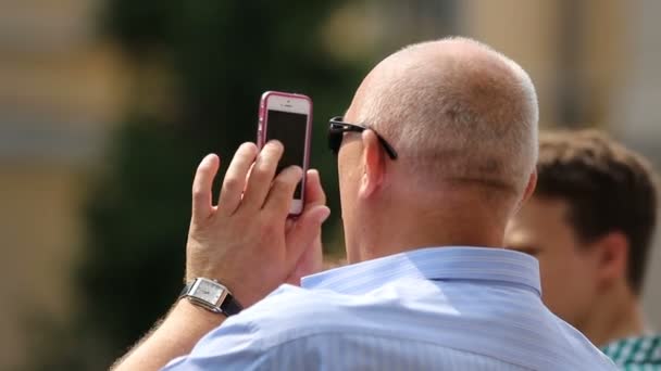 Starší muž pomocí smartphone s dotykovým displejem se vyfotit, moderní technologie — Stock video