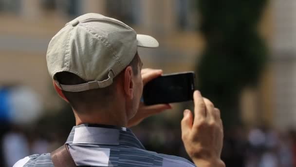 Masculino passer-by filmando local do acidente no telefone, desfocado multidão de espectadores — Vídeo de Stock