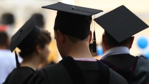 Yüksek öğretim diploma töreninde almak için beklediğini erkek üniversite mezunu — Stok video