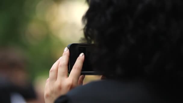 Frau fotografiert mit dem Smartphone, erfasst Glücksmomente, glückliches Leben — Stockvideo