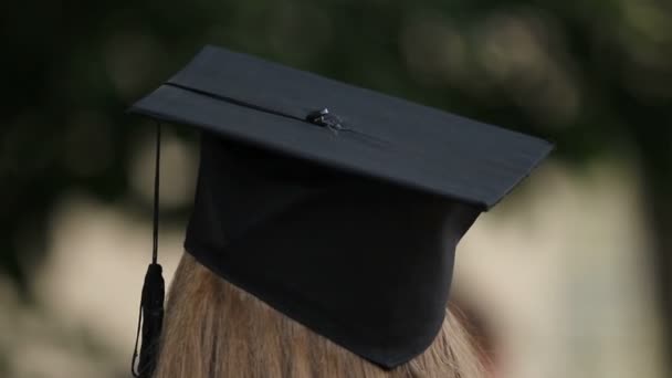 Ung dam i akademiska hatt examen från universitet, högre utbildning, karriär — Stockvideo