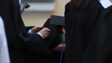 Grup mezunlarının yüksek öğretim diploma töreninde almak hazırlanıyor