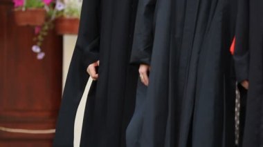 Heyecanlı gençlerin akademik önlük diploma aldıktan sonra sahne bırakarak