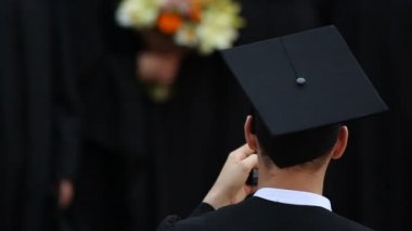 Gururla poz resim, başarılı gelecek için mükemmel üniversite mezunları