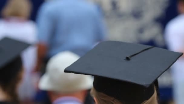 Famille félicitant étudiant à l'obtention du diplôme de l'université, posant pour l'image — Video