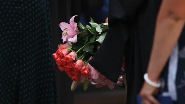 Convidados de cerimônia que mantêm cachos de belas flores, parabéns presentes — Vídeo de Stock