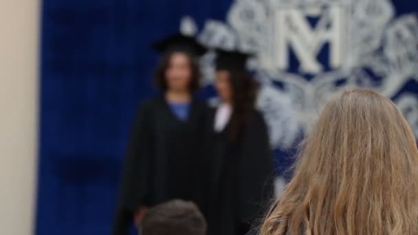 Gelukkig afgestudeerden poseren op het podium na ontvangst van de diploma's, land de toekomst — Stockvideo