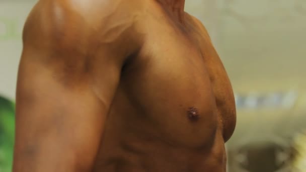 Culturistas masculinos fuertes que se preparan para la competencia, consiguiendo bronceado artificial — Vídeo de stock