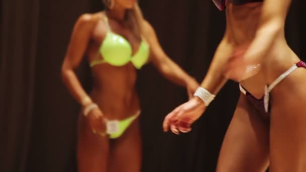 Mujeres atractivas en bikinis mostrando hermosos cuerpos en el concurso de culturismo — Vídeos de Stock