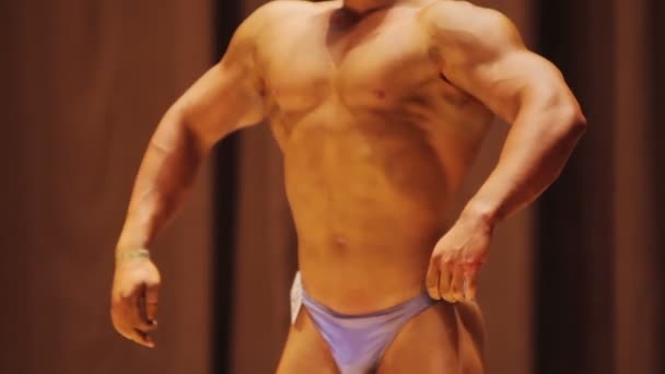 Homme prenant avant lat propagation pose au concours de musculation, sport professionnel — Video