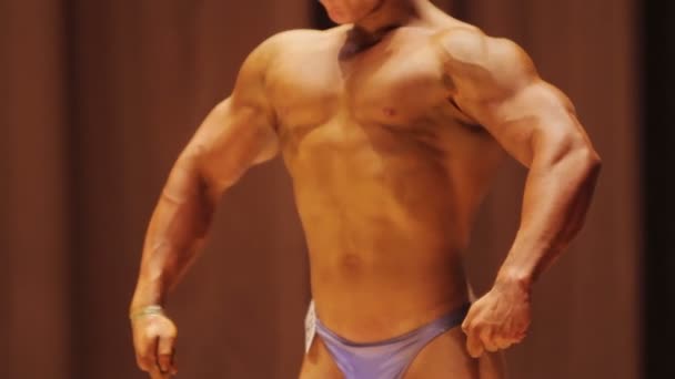 Stoere binken Gespierd / perfecte lichaam tonen op bodybuilding wedstrijd, professionele sport — Stockvideo