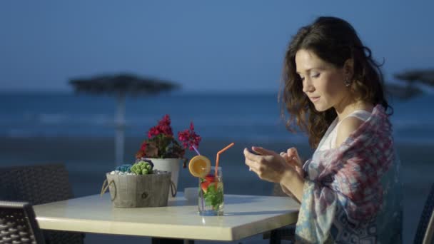 Szczęśliwy, piękna kobieta, rozmów online na smartphone, wakacje nad morzem — Wideo stockowe