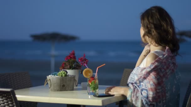 Jovem romântica bebendo coquetel, senhora sonhadora olhando para a paisagem da noite — Vídeo de Stock