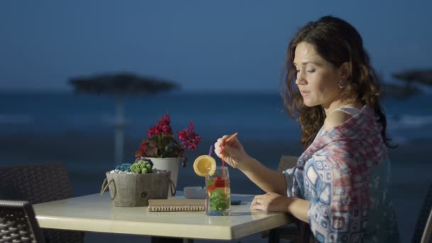 Bonita senhora pensativa no amor faltando ou esperando por alguém no café da praia — Vídeo de Stock