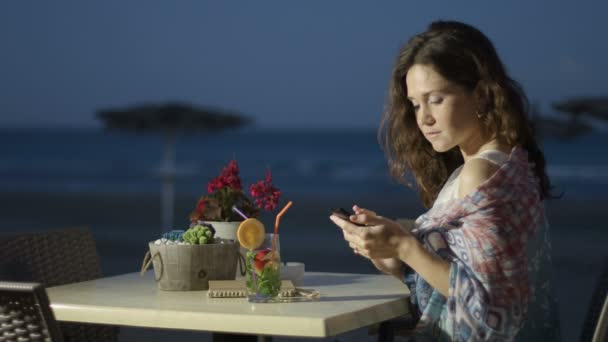 Όμορφη γυναίκα στην αγάπη αποστολή ρομαντικό μήνυμα από touchphone, θέα στη θάλασσα — Αρχείο Βίντεο