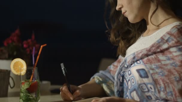 Щаслива залучена жінка з кільцем на пальці закінчує писати весільну обітницю в кафе — стокове відео