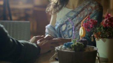 Çift insan yavaşça el ele tutuşarak aşk, Romantik Tarih, karşılıklı aşk hikayesi