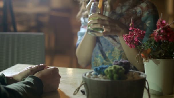 Vrouw drinken cocktail, praten met vriendje op romantische datum in restaurant — Stockvideo