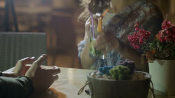 Hombre y mujer enamorados hablando y disfrutando de la cena en el restaurante, cita romántica — Vídeos de Stock