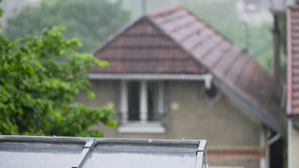 Tempo chuvoso na aldeia, gotas de chuva caindo em telhados da casa, verão — Vídeo de Stock