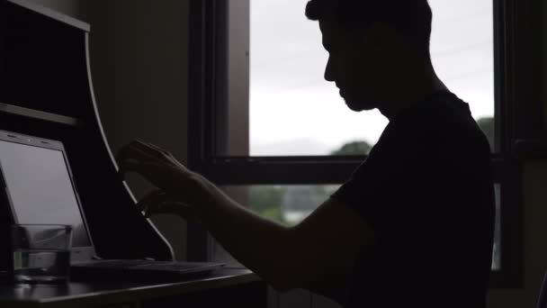 Mann stellt sich Klavierspielen, Tippen auf der Tastatur, verrückter männlicher Schauspieler, verrückter Schriftsteller vor — Stockvideo